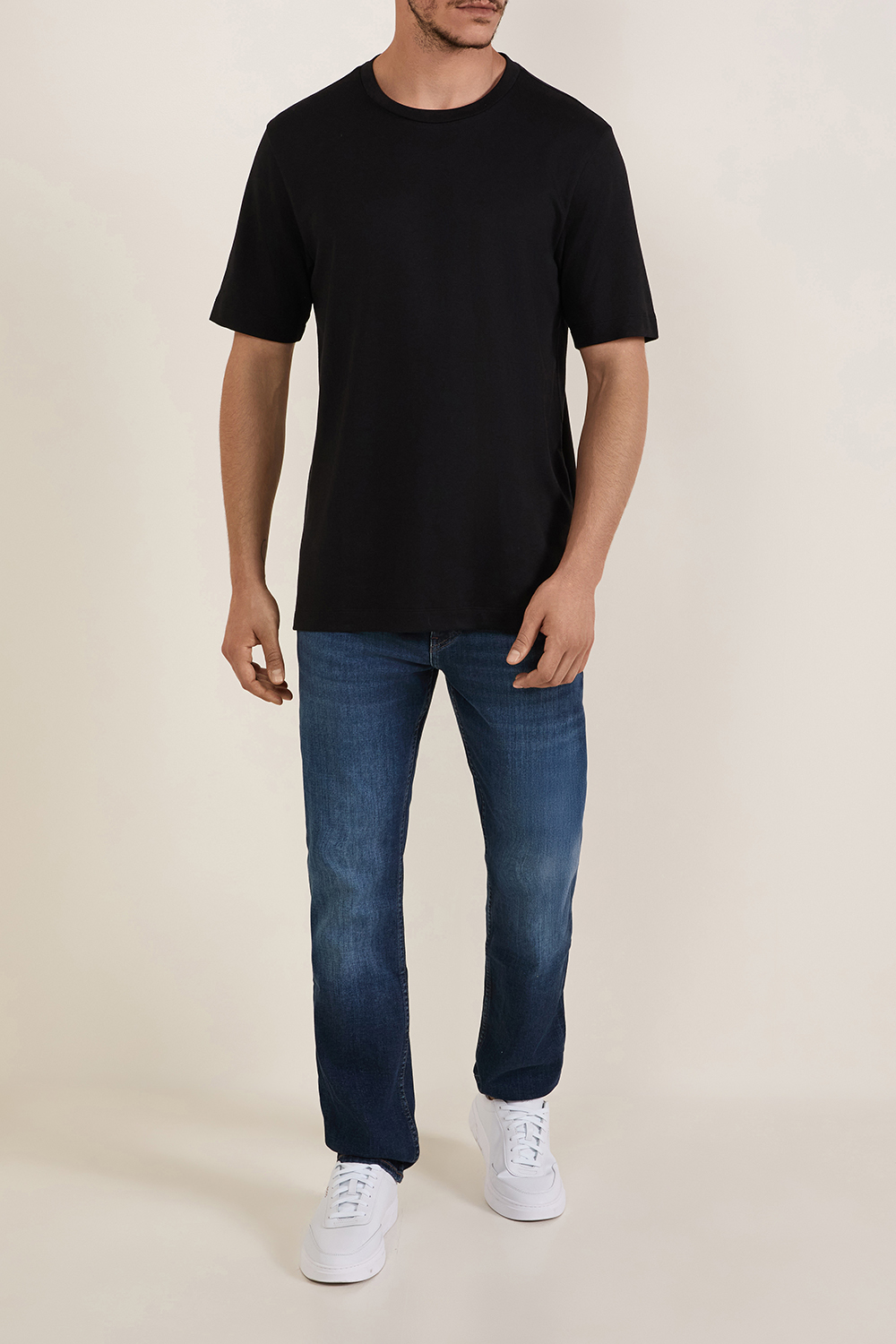 תמונת כל הלוק של חולצת טי